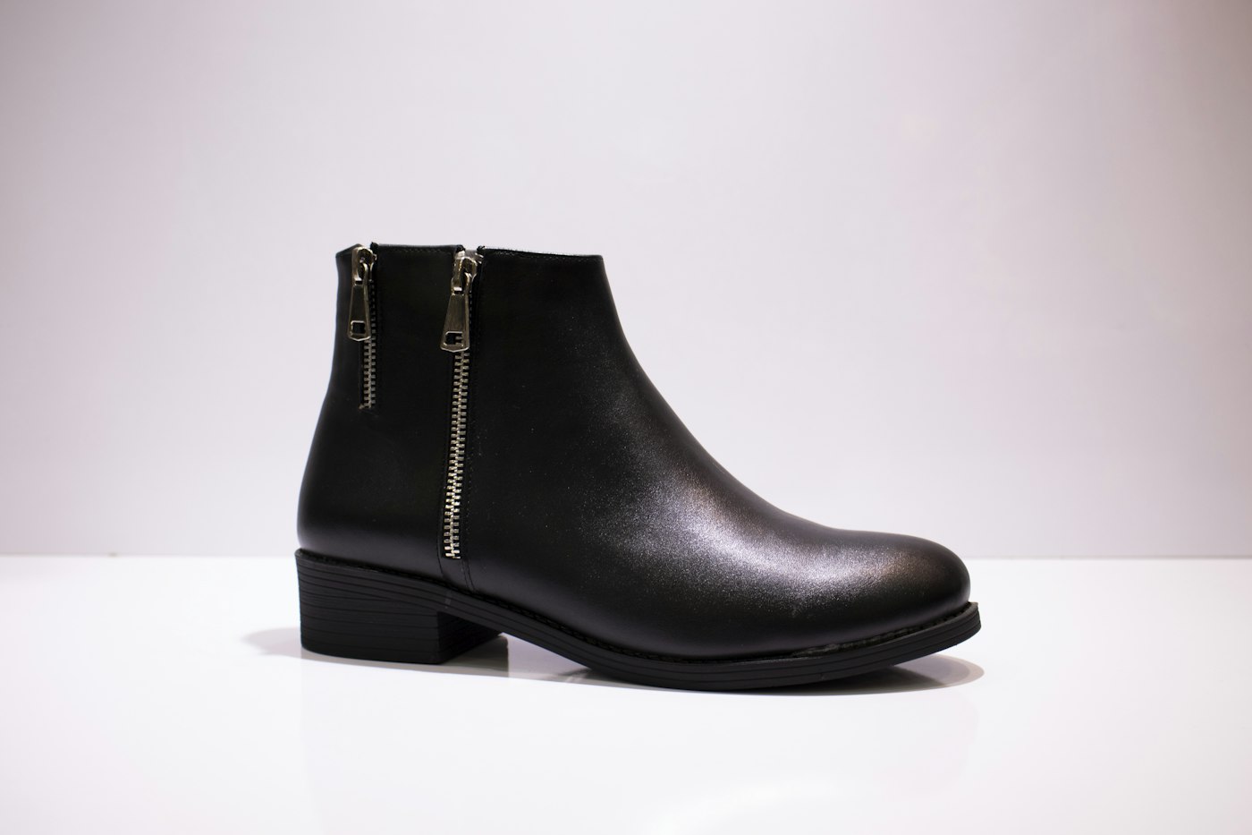 Tread 001, side profile with zip on a white set