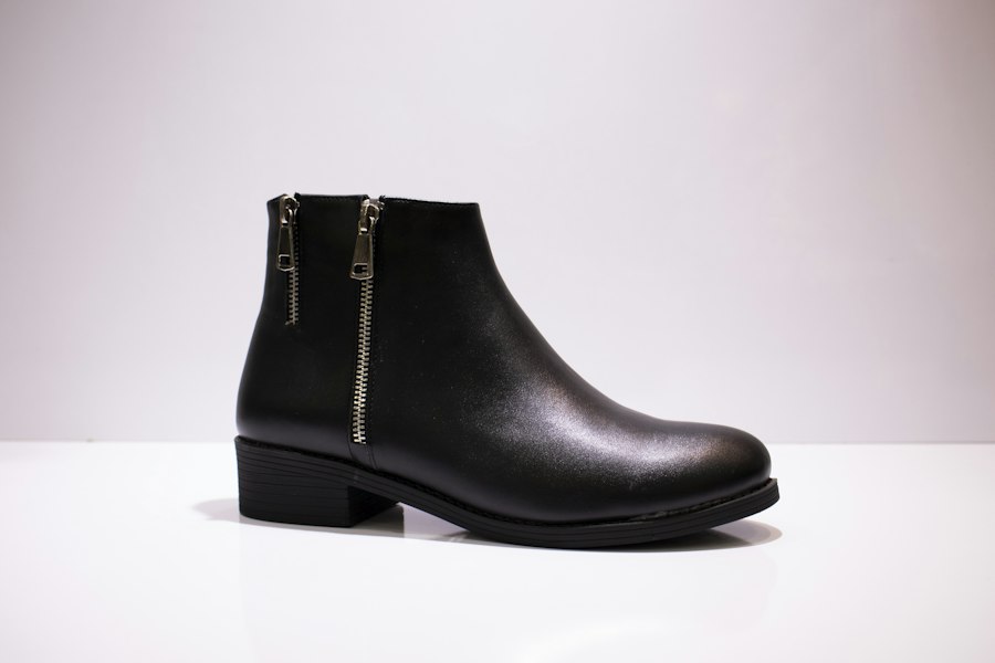 Tread 001, side profile with zip on a white set